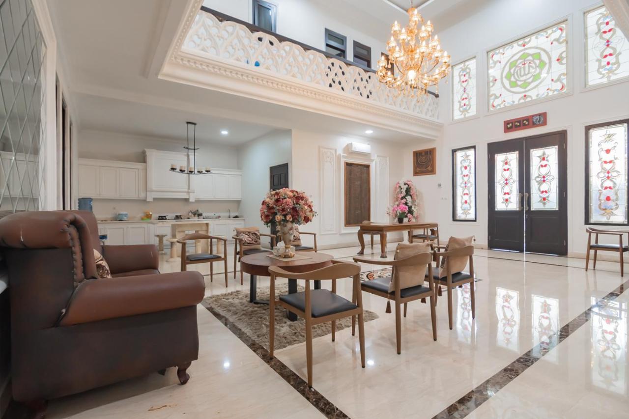 Family Homestay Syariah Cirebon Mitra Reddoorz Exteriör bild